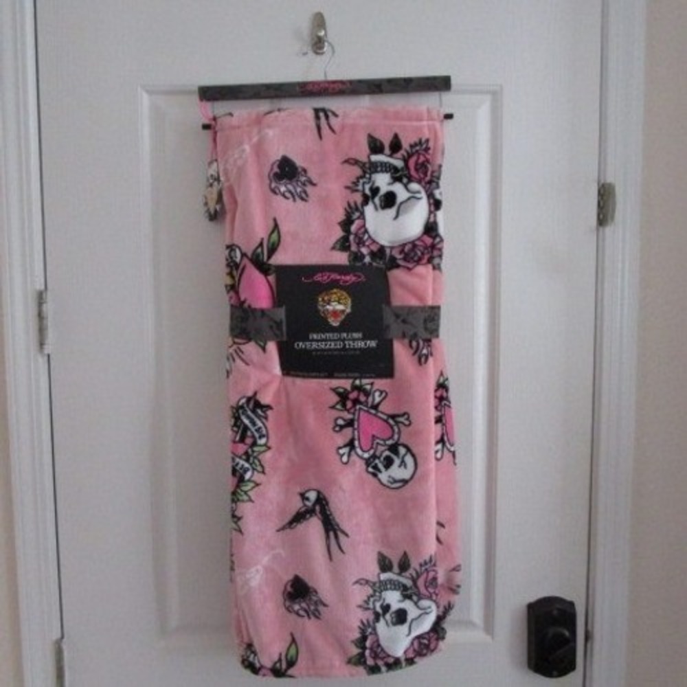 Ed Hardy Pink Plush Oversized Throw Blanket Skulls Roses Tattoo Print 60x70 Soft